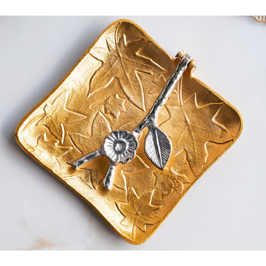 Brass Finish Embossed Flower Design Napkin Holder – Elegant Tabletop Organizer for Dining, Kitchen, Restaurants & Gifting